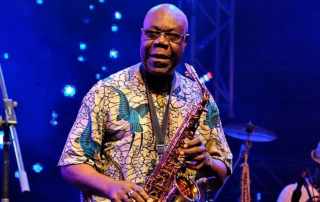 20-03-25-manu-dibango-decede-coronavirus-paris-crooner-radio