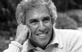 2023-02-14-burt-bacharach-compositeur-genie-musique-pop-mondial-décédé-hommage-crooner-radio