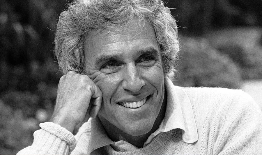 2023-02-14-burt-bacharach-compositeur-genie-musique-pop-mondial-décédé-hommage-crooner-radio