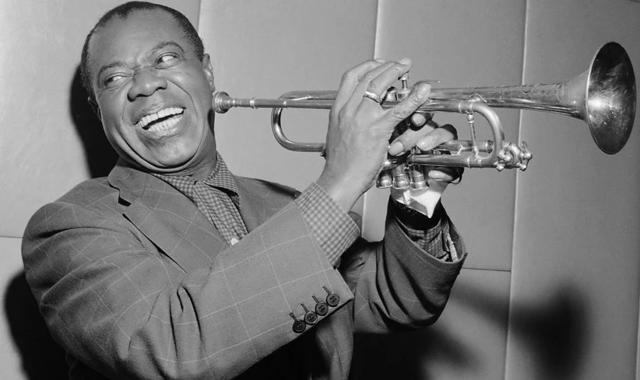 img-louis-armstrong-biographie-discographie-jazz-trompette-Nouvelle-Orléans-blues-improvisation-crooner-radio