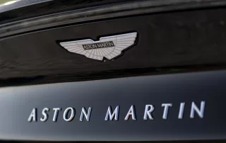 2023-11-04-aston-martin-paris-partenaire-communication-crooner-radio-gentlemen-drivers-automobile-prestige-aston-martin-dbx