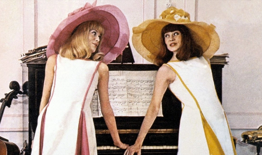Catherine Deneuve et Françoise Dorléac dans la comédie musicale culte Les Demoiselles de Rochefort, mise en musique par Michel Legrand