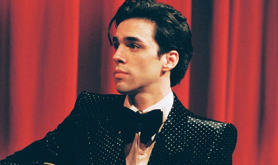 Portrait du chanteur Stephen Sanchez, jeune néo-crooner américain au look rétro des années 50.