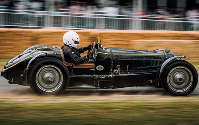 Un gentleman driver au volant d'une voiture de collection lors d'une course automobile de prestige - Photo de George Bale