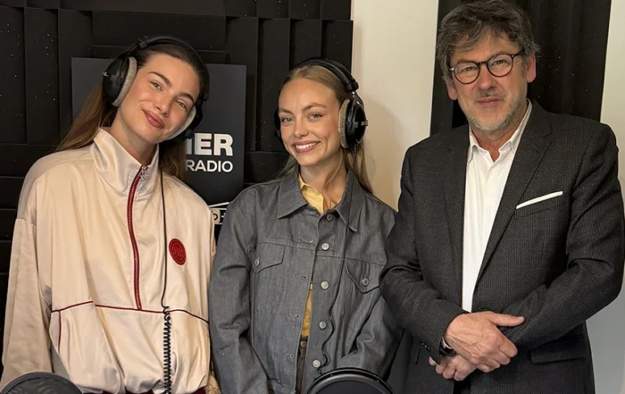 Mara Lafontan et Anouchka Gauthier en studio aux côtés de l'animateur Jean-Baptiste Tuzet lors de l'enregistrement du talk-show Crooner And Friends dans les studios de Crooner Radio