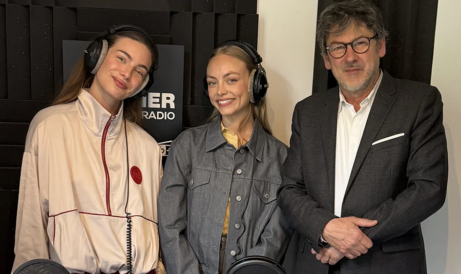 Mara Lafontan et Anouchka Gauthier en studio aux côtés de l'animateur Jean-Baptiste Tuzet lors de l'enregistrement du talk-show Crooner And Friends dans les studios de Crooner Radio