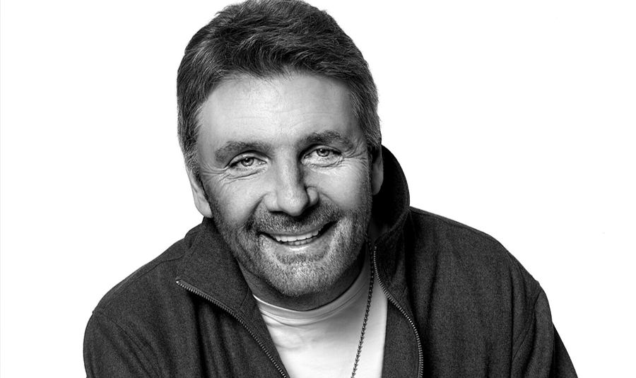 Portrait en noir et blanc de Philippe Lellouche souriant, invité de Jean-Baptiste Tuzet dans l'émission Crooner and Friends sur Crooner Radio.